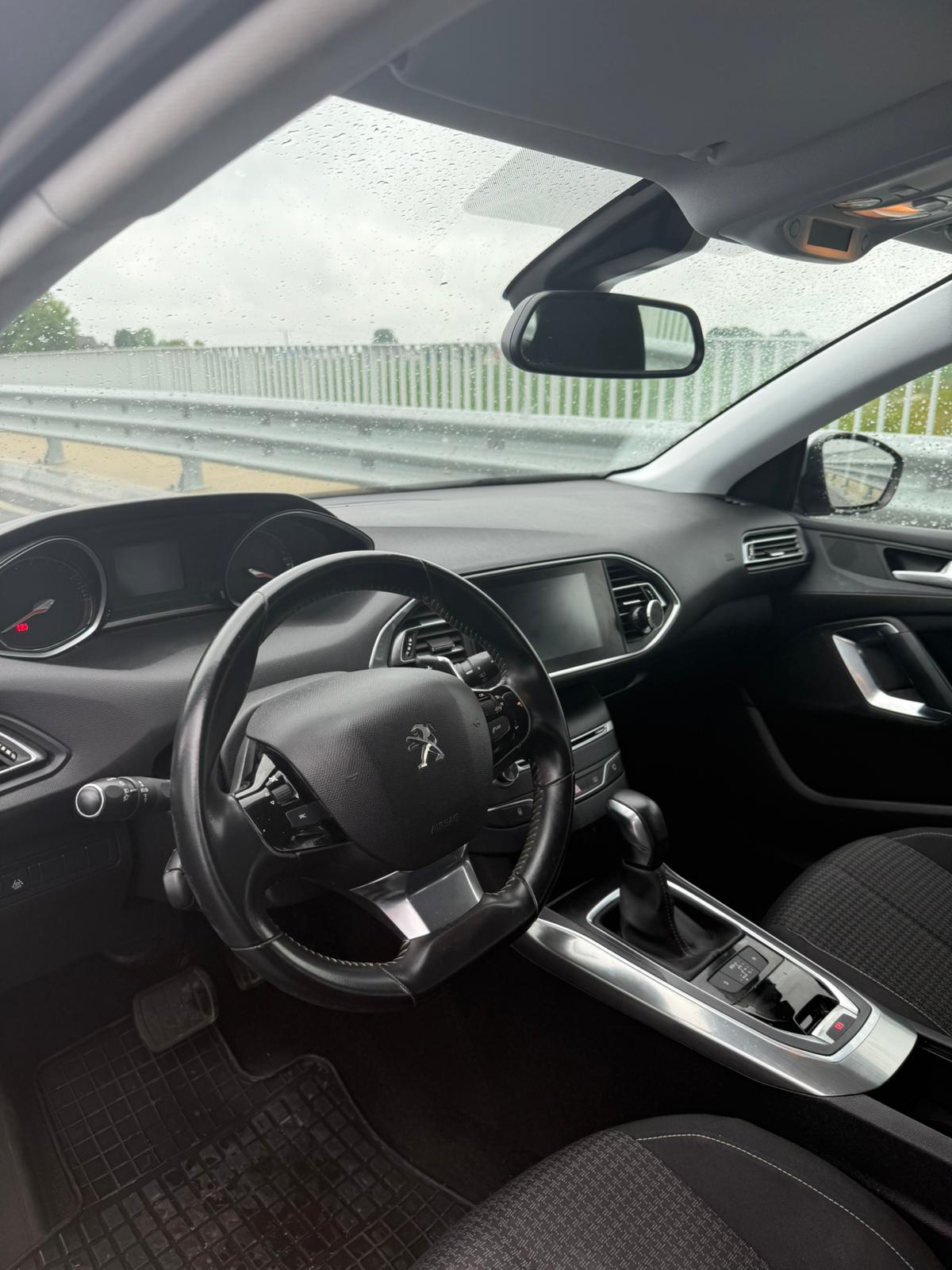 Wnętrze samochodu osobowego Peugeot
