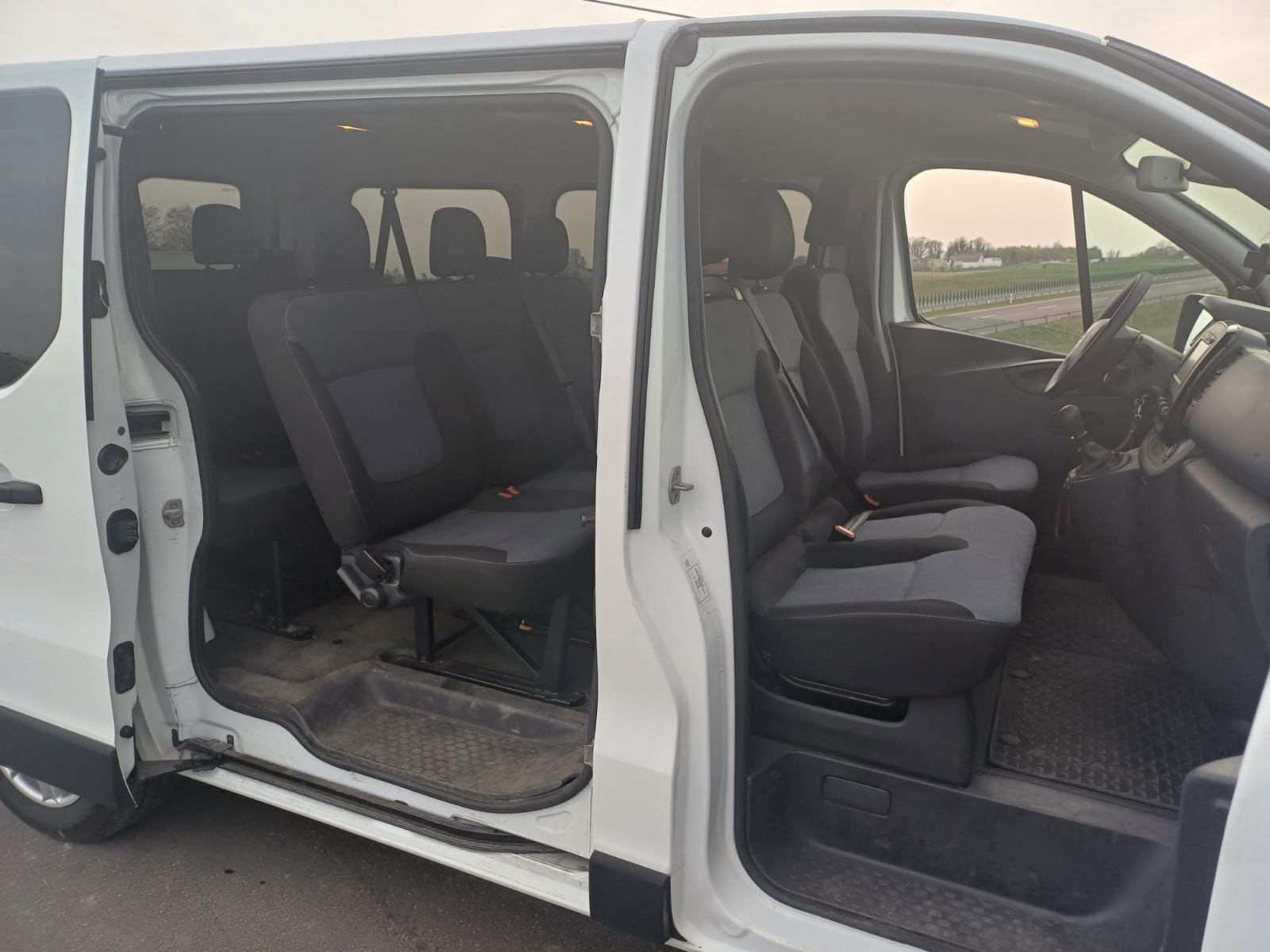 Wnętrze 9-osobowego Opla Vivaro