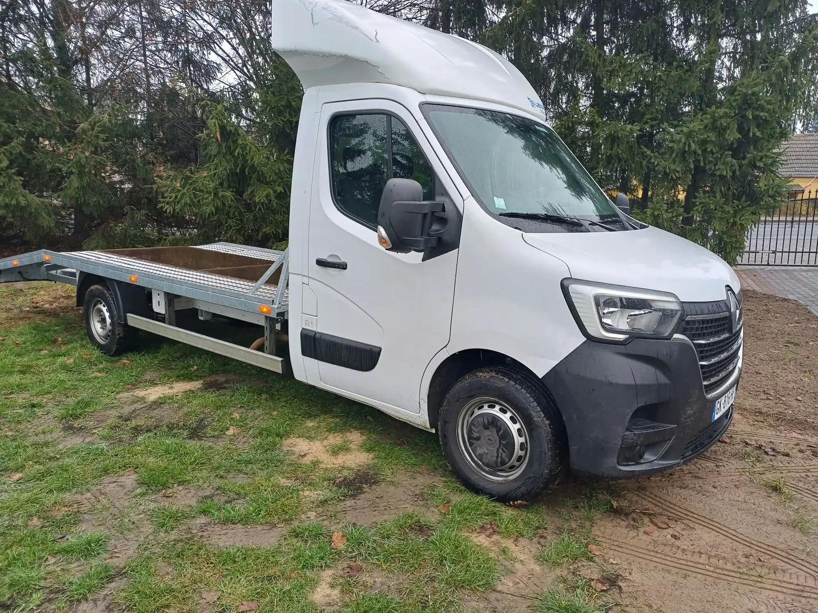 Biała autolaweta Renault do pomocy drogowej